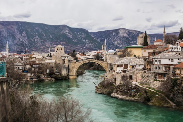 Belle vue sur le vieux pont et la ville historique de Mostar, site du patrimoine mondial de l'Unesco, Mostar, Bosnie