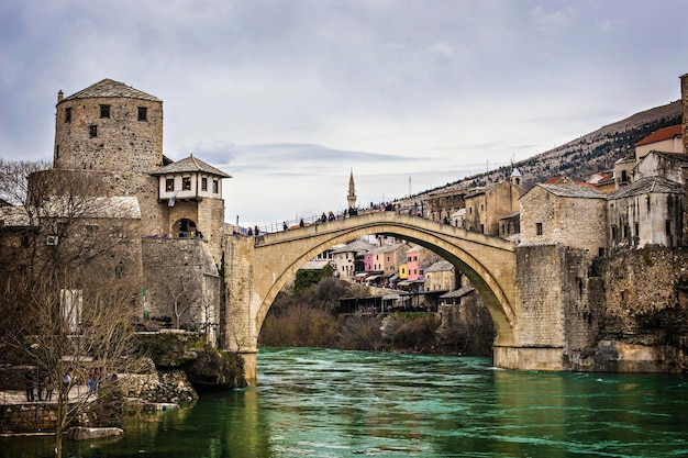 Belle vue sur le vieux pont et la ville historique de Mostar, site du patrimoine mondial de l'Unesco, Mostar, Bosnie