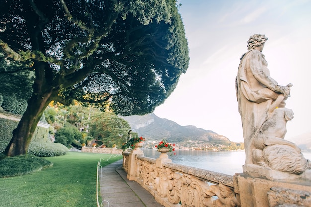 Belle vue sur la villa vue du lac de Côme au coucher du soleil, Lombardie, Italie. Vue de la belle villa italienne sur le lac de Côme au soleil.