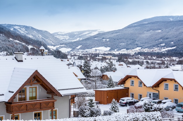 Photo belle vue sur le village alpin en autriche
