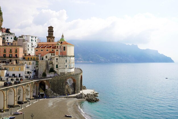 Belle vue sur le village d'Atrani sur la côte amalfitaine en Italie