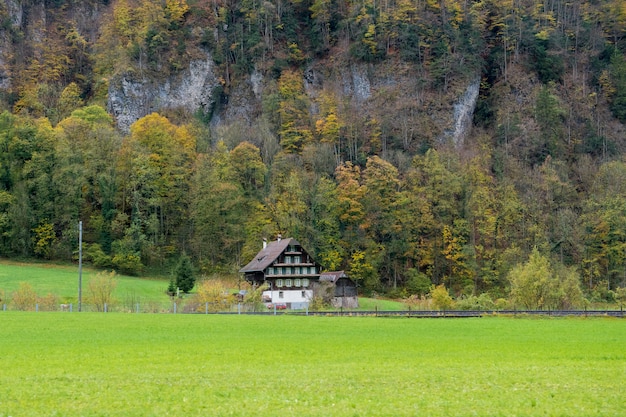 Belle vue sur le village de campagne et la montagne à l&#39;automne à Engelberg, Suisse