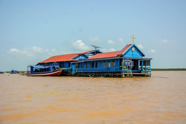 Une belle vue sur le village flottant situé à Siem Reap au Cambodge