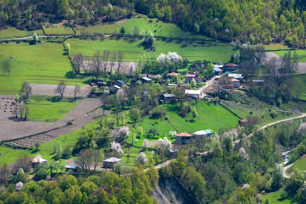 Belle vue sur le village de montagne en Haute Svanétie. Géorgie