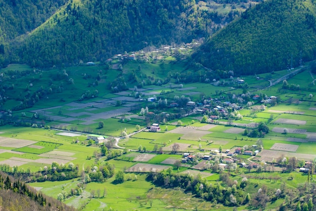 Belle vue sur le village de montagne en Haute Svanétie. Géorgie