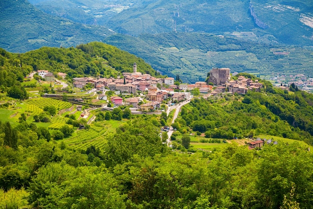 Belle vue sur le village verdoyant de Tenno sur la colline, Trento, Italie