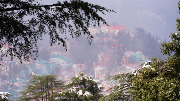 Belle vue sur la ville depuis les montagnes