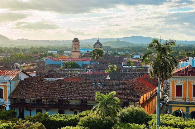 Belle vue sur la ville de Grenade, au Nicaragua, avec l'église de la Merced