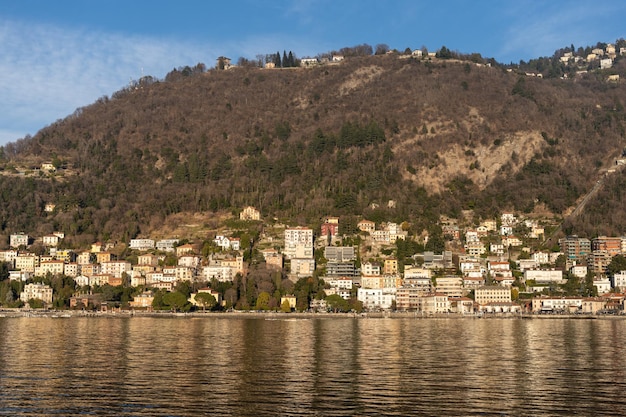 Une belle vue sur une ville avec un lac en arrière-plan