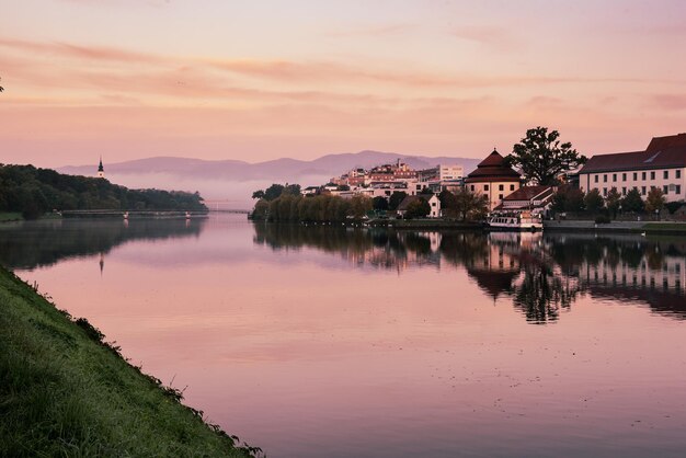 Belle vue sur la ville de Maribor en Slovénie au lever du soleil avec rivière et brouillard Voyage fond extérieur