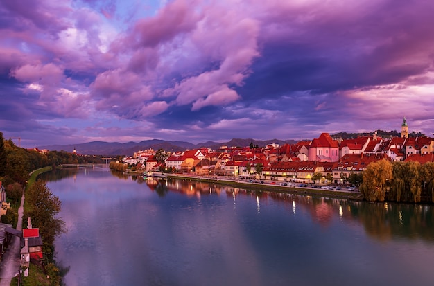 Belle vue sur la ville de Maribor, Slovénie, au lever du soleil, avec rivière et ciel dramatique. Voyage paysage extérieur.