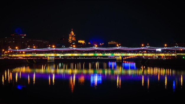 Belle vue sur la ville nocturne