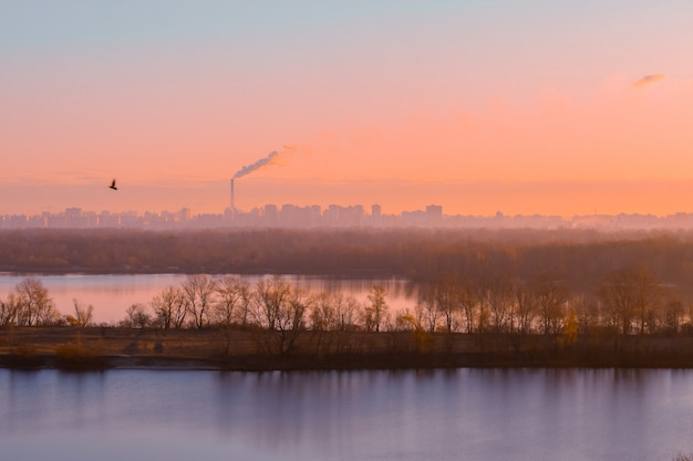 Belle Vue Sur La Ville Sur La Rivière