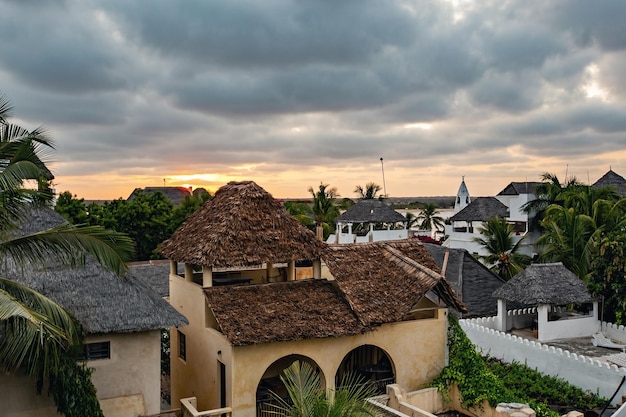 Belle vue sur la ville de Shela sur l'île de Lamu, les vieilles maisons et le ciel du lever du soleil, Lamu, Kenya