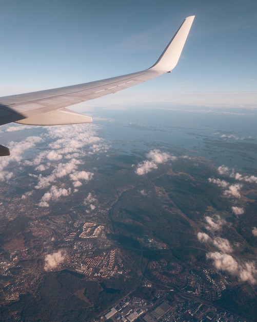 Belle vue sur la ville de Stockholm à partir d'une fenêtre d'avion pendant la journée