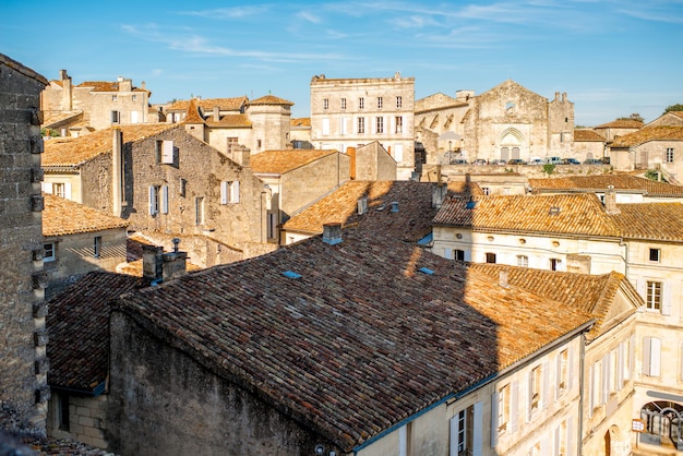 Belle vue sur la ville sur le village de Saint Emilion dans la région de Bordeaux pendant le coucher du soleil en France