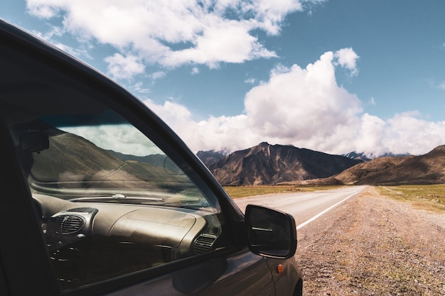 Belle Vue De Voiture Sur Le Fond De La Vallée De Montagne De L'altaï. Paysage De Montagnes De L'altaï