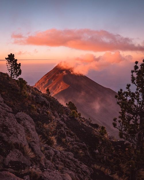 Belle vue sur le volcan Acatenango au coucher du soleil au Guatemala, en Amérique centrale