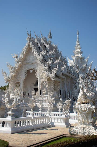 Une belle vue sur Wat Rong Khun le Temple Blanc situé à Chiang Rai en Thaïlande