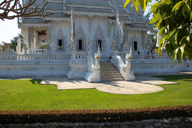 Une belle vue sur Wat Rong Khun le Temple Blanc situé à Chiang Rai en Thaïlande