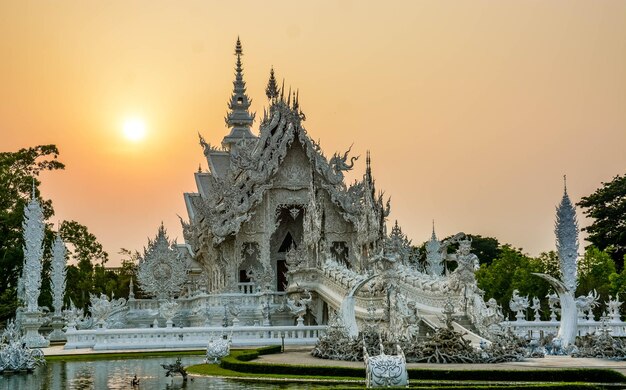 Une belle vue sur Wat Rong Khun le Temple Blanc situé à Chiang Rai en Thaïlande