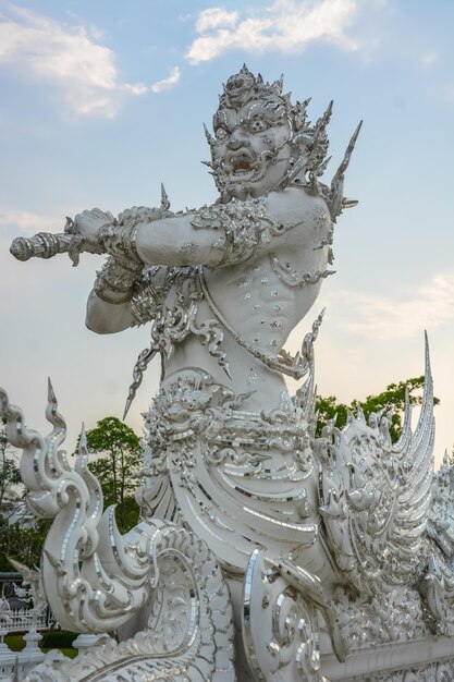 Une belle vue sur Wat Rong Khun le Temple Blanc situé à Chiang Rai en Thaïlande