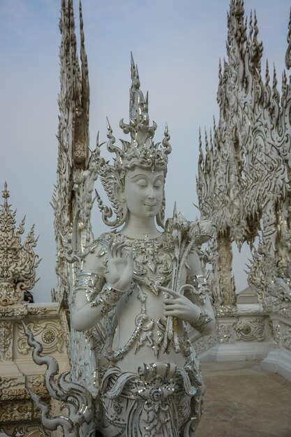 Une belle vue sur Wat Rong Khun le Temple Blanc situé à Chiang Rai en Thaïlande