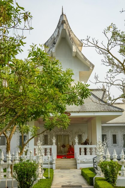 Une belle vue sur Wat Rong Khun le Temple Blanc situé à Chiang Rai en Thaïlande