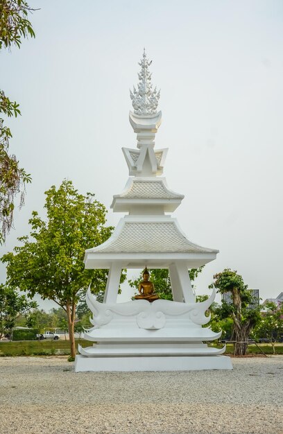 Une belle vue sur Wat Rong Khun le Temple Blanc situé à Chiang Rai en Thaïlande