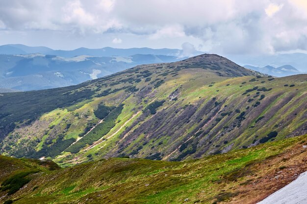 Belles alpes suisses Vue imprenable sur la montagne avec de hauts sommets, des collines verdoyantes et des nuages bas dans la vallée