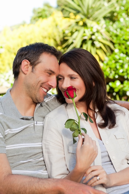 Belles amantes dans le jardin