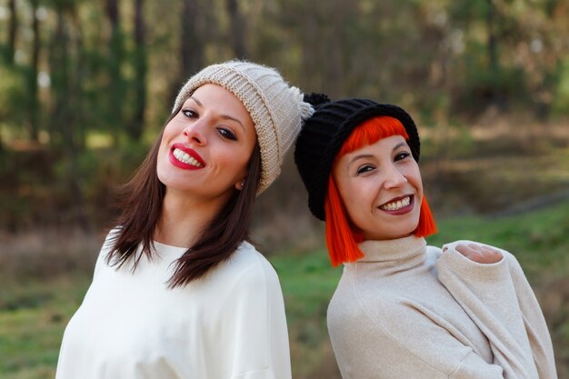 Belles amies dans la forêt