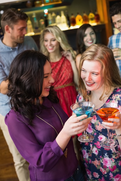 Belles amis, boire des cocktails ensemble