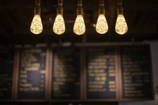 Belles ampoules décoratives jaunes pendues dans le café Définir la lampe rétro edison sur fond flou sombre Idée de concept