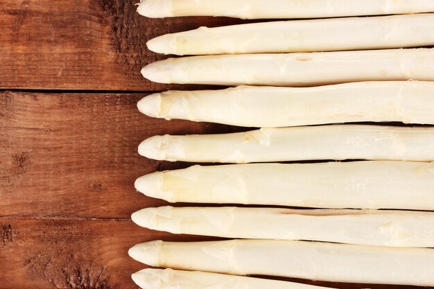 Belles asperges blanches sur table en bois