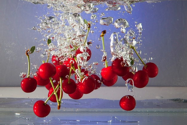 Belles baies mûres dans l'eau dans des bulles d'air