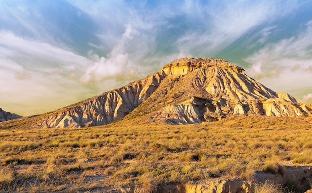 Belles Bardenas Kastildeterra dans le désert au coucher du soleil Espagne