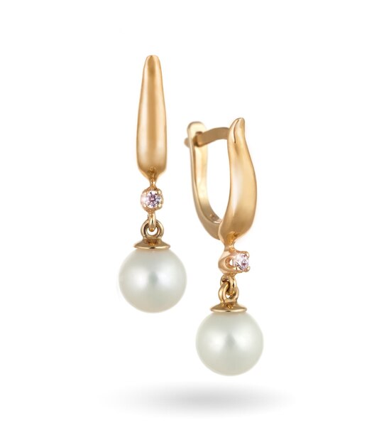 Photo belles boucles d'oreilles en or avec diamants et perles isolées