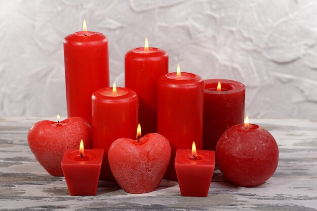 Belles bougies sur table sur fond gris