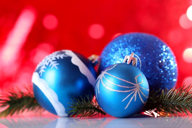 Belles boules de Noël sur fond flou rouge