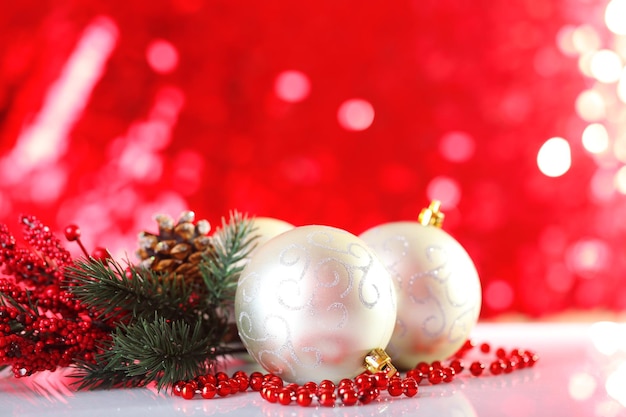 Belles boules de Noël sur fond flou rouge