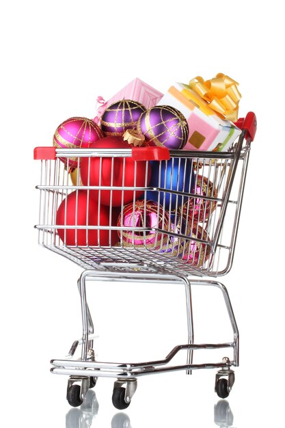 Belles boules de Noël lumineuses et cadeaux dans le panier isolated on white