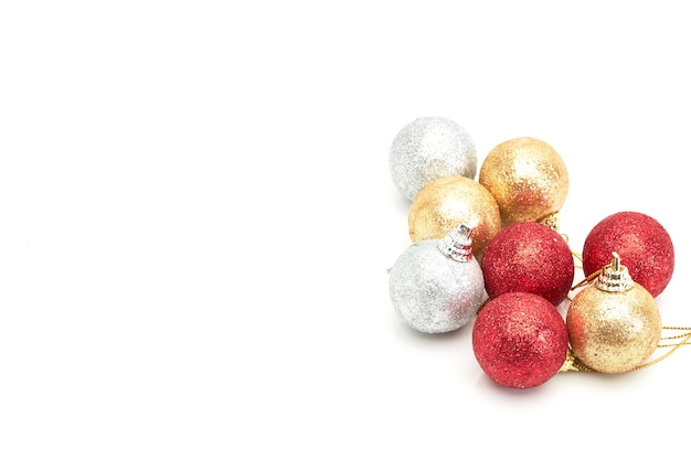 belles boules de Noël or et argent rouges sur blanc