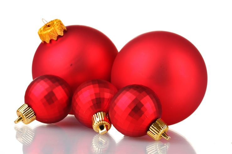 Photo belles boules de noël rouges isolées sur blanc