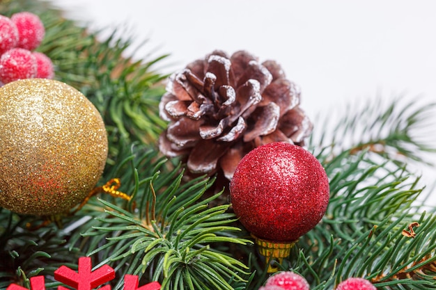 Belles branches de l'arbre de Noël avec des cônes et des jouets