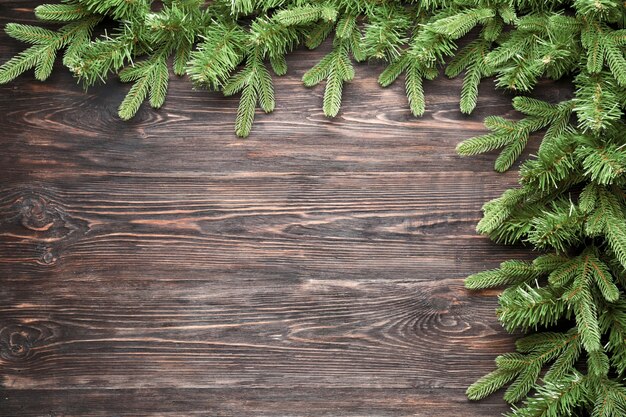 Belles branches de sapin sur bois