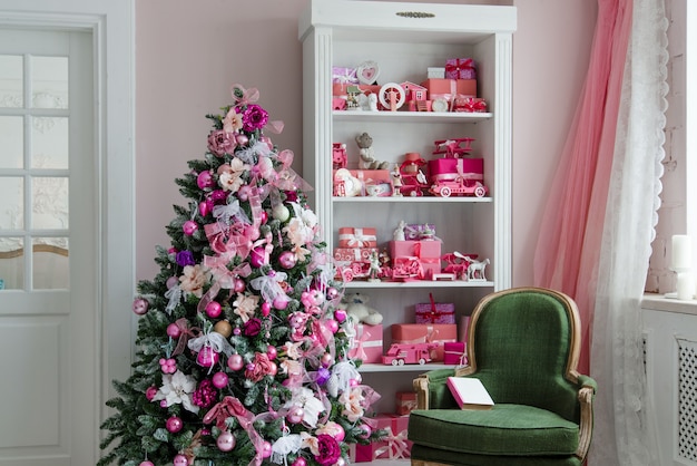 Photo belles chambres décorées de vacances avec arbre de noël