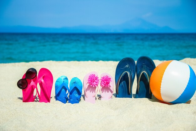 Belles chaussons dans le sable au bord de la mer Grèce sur fond de nature