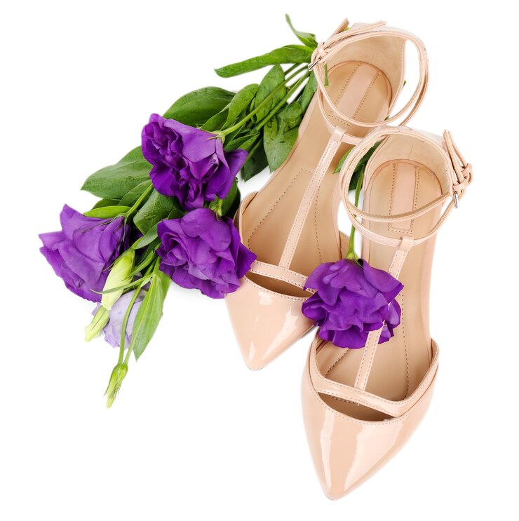 Photo belles chaussures de femme avec des fleurs isolées sur blanc