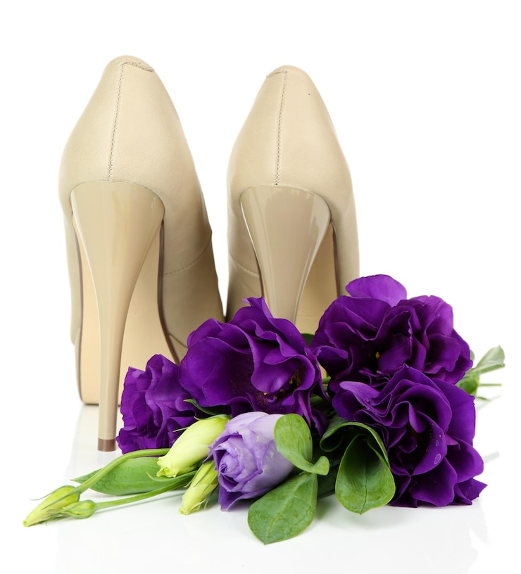 Photo belles chaussures de femme avec des fleurs isolées sur blanc